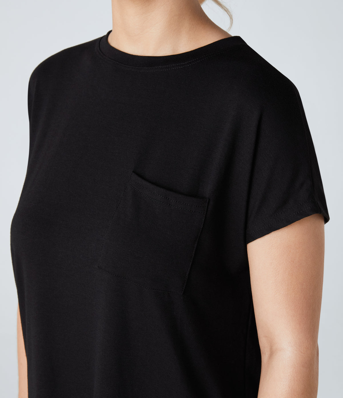 Round Neck Chest Pocket Split Hem Relax Casual T-Shirt — Black — view 4