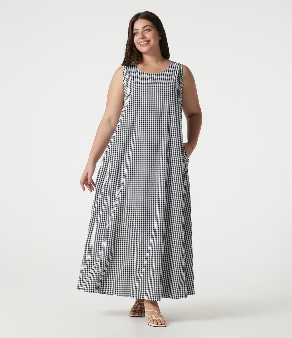 Plus Size Round Neck Sleeveless Midi Crinkle Gingham Casual Tank Dress with Pockets — Black White Bubble Grid — view 6