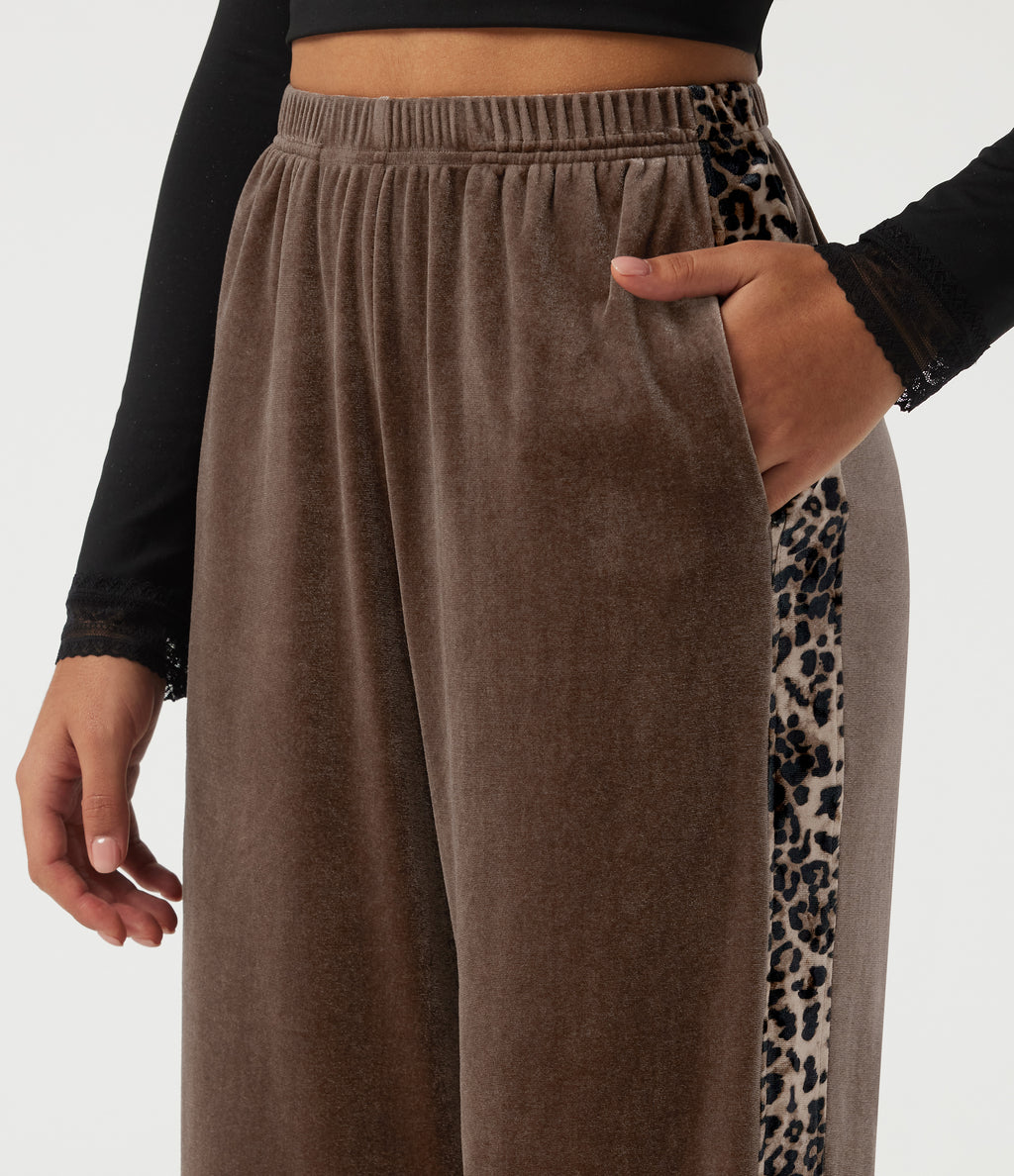 High Waisted Straight Leg Leopard Print Casual Joggers with Pockets — Carafe — view 4