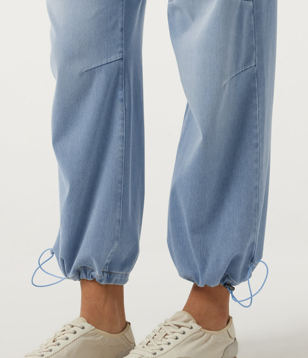 Mid Rise Barrel Leg Casual Jeans with Pockets — Ice Water Denim — view 7