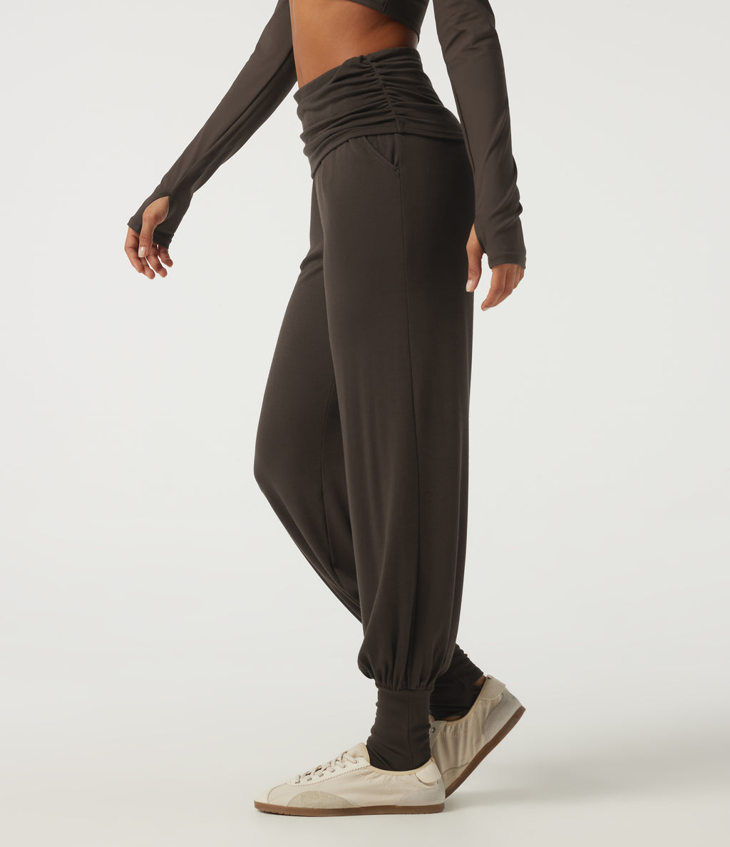 Mid Rise Ruched Stirrup Casual Joggers with Pockets — Chocolate Brown — view 3
