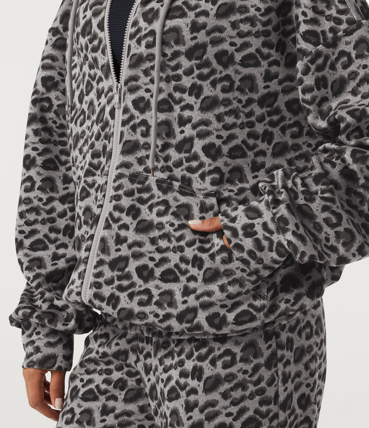 Hooded Long Sleeve Leopard Print Casual Sweatshirt with Pockets — Silver Leopard Print — view 7