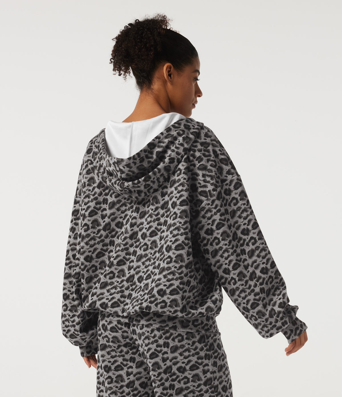 Hooded Long Sleeve Leopard Print Casual Sweatshirt with Pockets — Silver Leopard Print — view 2