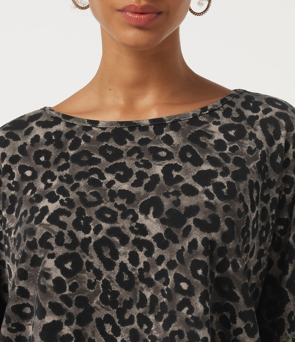 Round Neck Long Sleeve Leopard Print Casual Top — Smoke Jungle — view 5